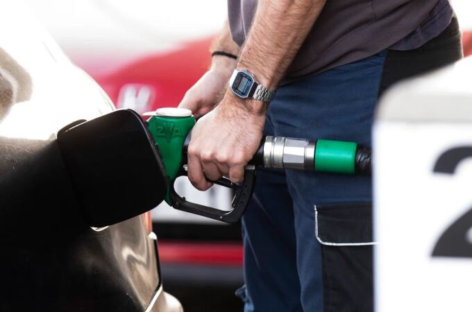 Hombre respostando en una gasolinera