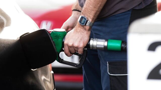 Hombre respostando en una gasolinera