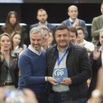 El presidente de la Diputación de Ávila, Carlos García, recibe el premio de manos de Juan Bravo, vicesecretario de Economía de los populares