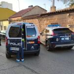 Vehículos policiales junto a la vivienda donde asesinaron al menor.