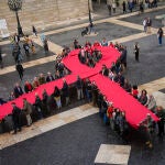 Despliegue de un lazo humano memorial del Sida