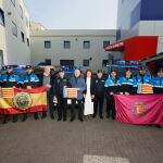 Foto de familia de Carnero, Cuadrado y Mayte Martínez con los policías municipales que irán a Sedaví