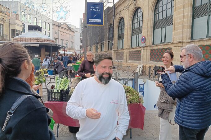 Juanlu Fernández a las puertas del Mercado de Jerez antes de hacer la compra del día