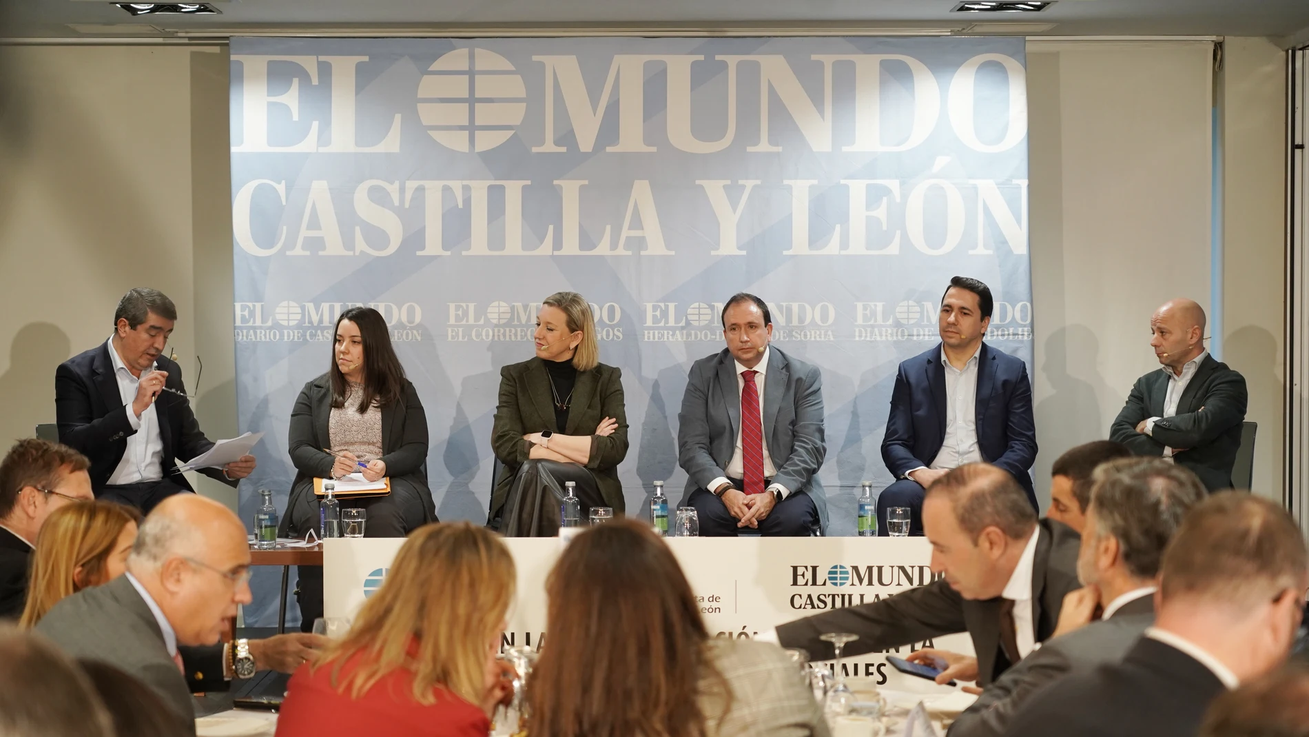 La vicepresidenta y consejera de Familia e Igualdad de Oportunidades, Isabel Blanco, la directora gerente de Enclave Formación, Lorena Olmos, el consultor funcional de BU Health en Inetum, Jaime Murcia, Raúl González, sales manager en Getronics, y el executive director de Fundación Intras, Pablo Gómez Cornejo, durante el foro