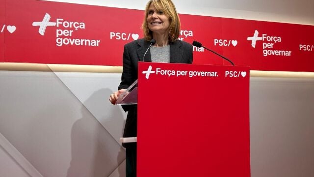 La viceprimera secretaria del PSC, Lluïsa Moret, en una rueda de prensa en la sede del partido