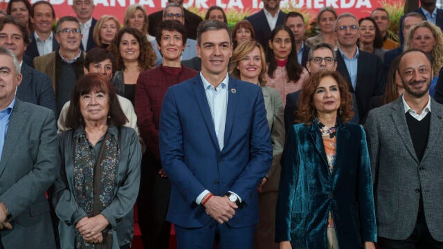 Pedro Sánchez y María Jesús Montero en la reunión de la nueva ejecutiva del PSOE. David Jar