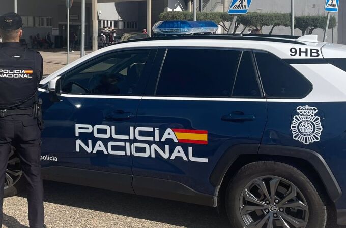 Coche y agente de la Policía Nacional 