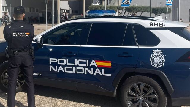 Coche y agente de la Policía Nacional 