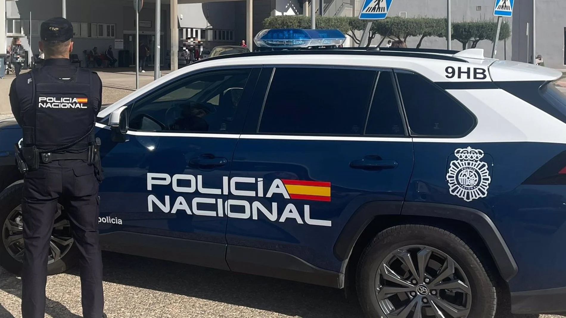 Coche y agente de la Policía Nacional
