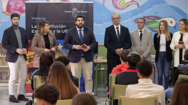 El presidente de la Comuidad de Murcia ha hecho entrega de ejemplares de la Carta Magna a los alumnos que cursan la asignatura ‘La Constitución Española y la Unión Europea