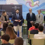 El presidente de la Comuidad de Murcia ha hecho entrega de ejemplares de la Carta Magna a los alumnos que cursan la asignatura ‘La Constitución Española y la Unión Europea