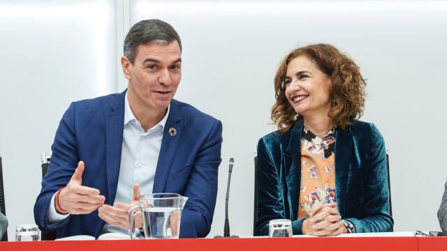 Pedro Sánchez y María Jesús Montero en la reunión de la nueva ejecutiva del PSOE. David Jar