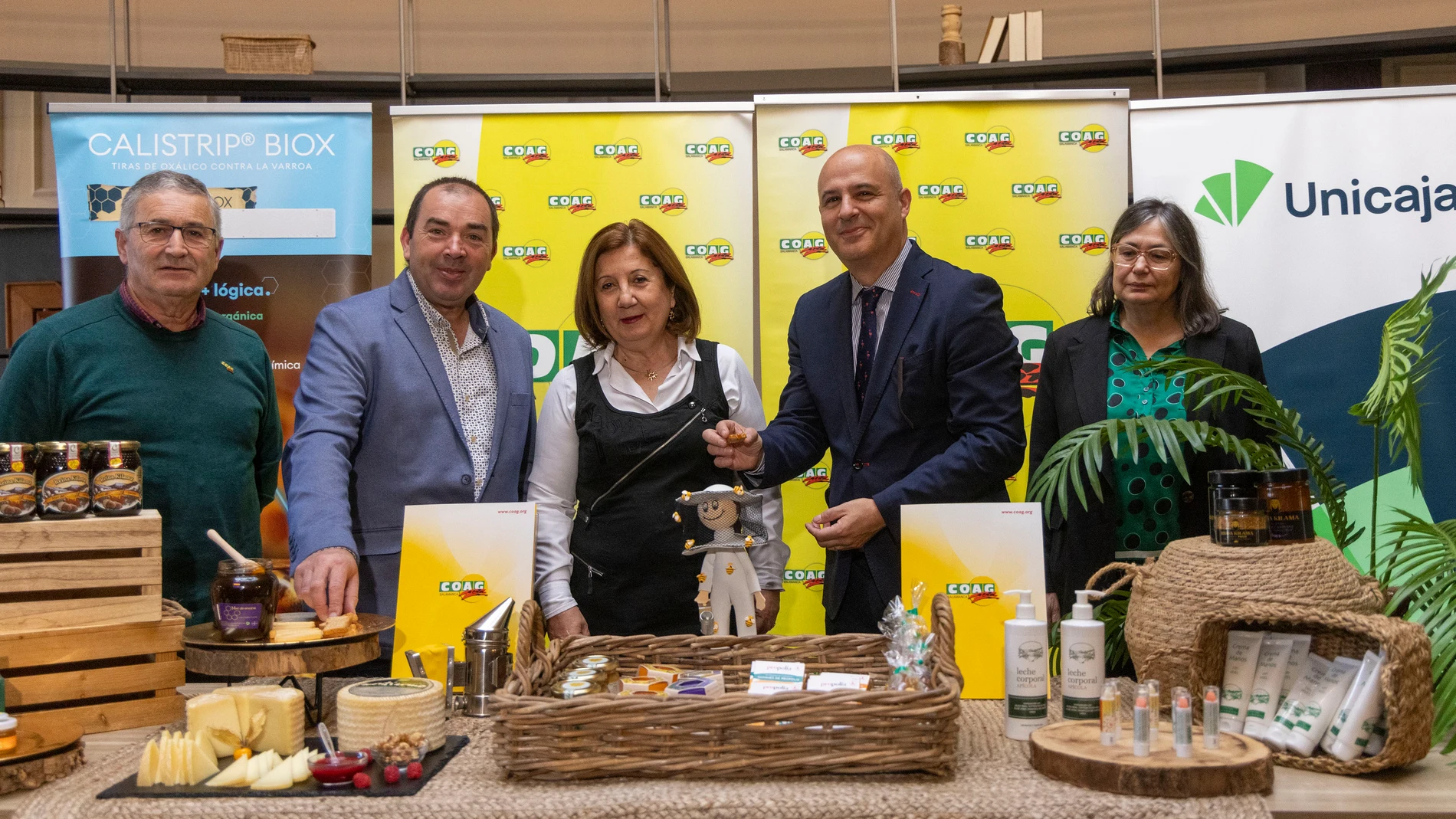 El coordinador de COAG en Castilla y León, Lorenzo Rivera Prieto; el viceconsejero de PAC y Desarrollo Rural de la Junta, Jorge Llorente y la subdelegada del Gobierno en Salamanca, Rosa López, inauguran la XXVI Jornada de Apicultura de COAG