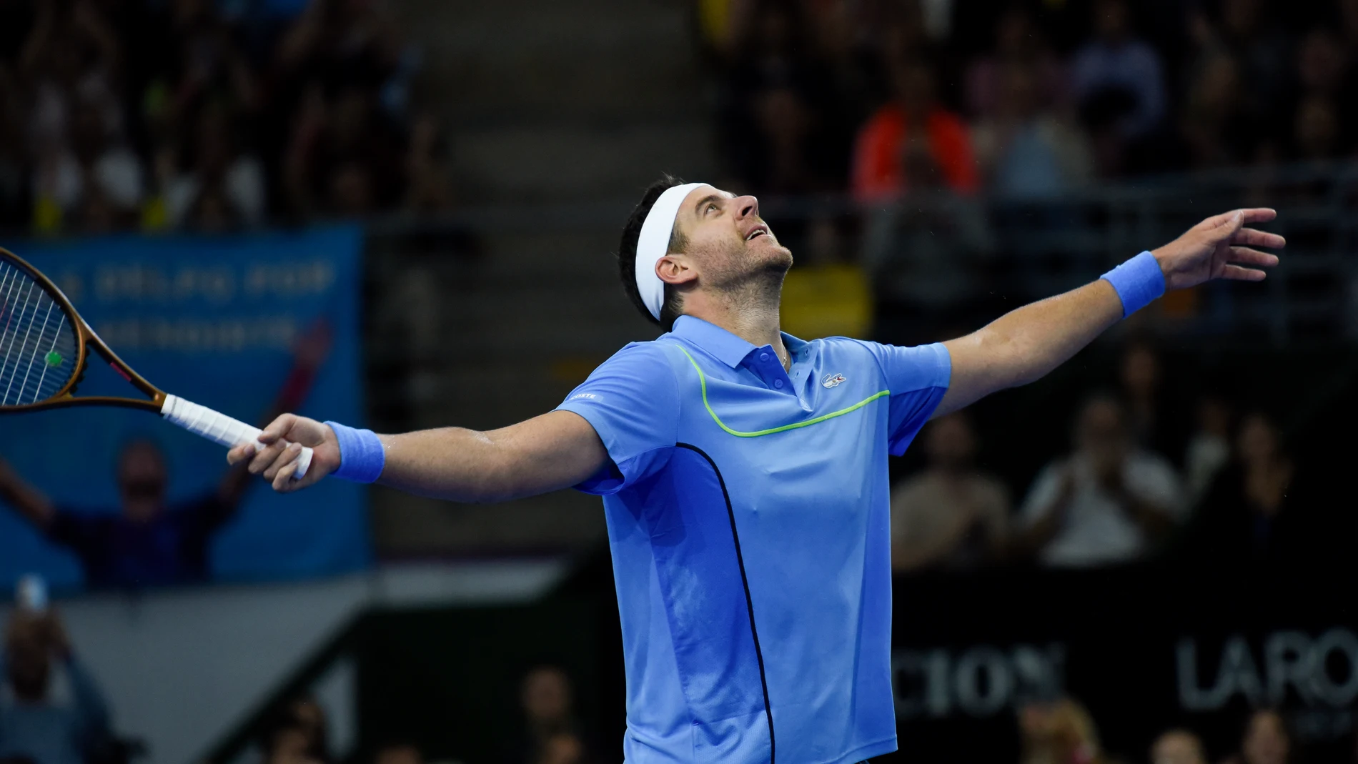 AME2545. BUENOS AIRES (ARGENTINA), 01/12/2024.- El argentino Juan Martín Del Potro reacciona durante un partido contra el serbio Novak Djokovic este domingo, en el Estadio Parque Roca en Buenos Aires (Argentina). A los 36 años Juan Martín Del Potro tuvo su gran fiesta de despedida del tenis con un invitado de honor, Novak Djokovic, con el que protagonizó un emotivo encuentro de exhibición que siguieron unas 15.000 personas. EFE/ Matias Martin Campaya