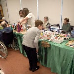Mercadillo navideño en la residencia asistida de personas mayores "La Rubia" en Valladolid