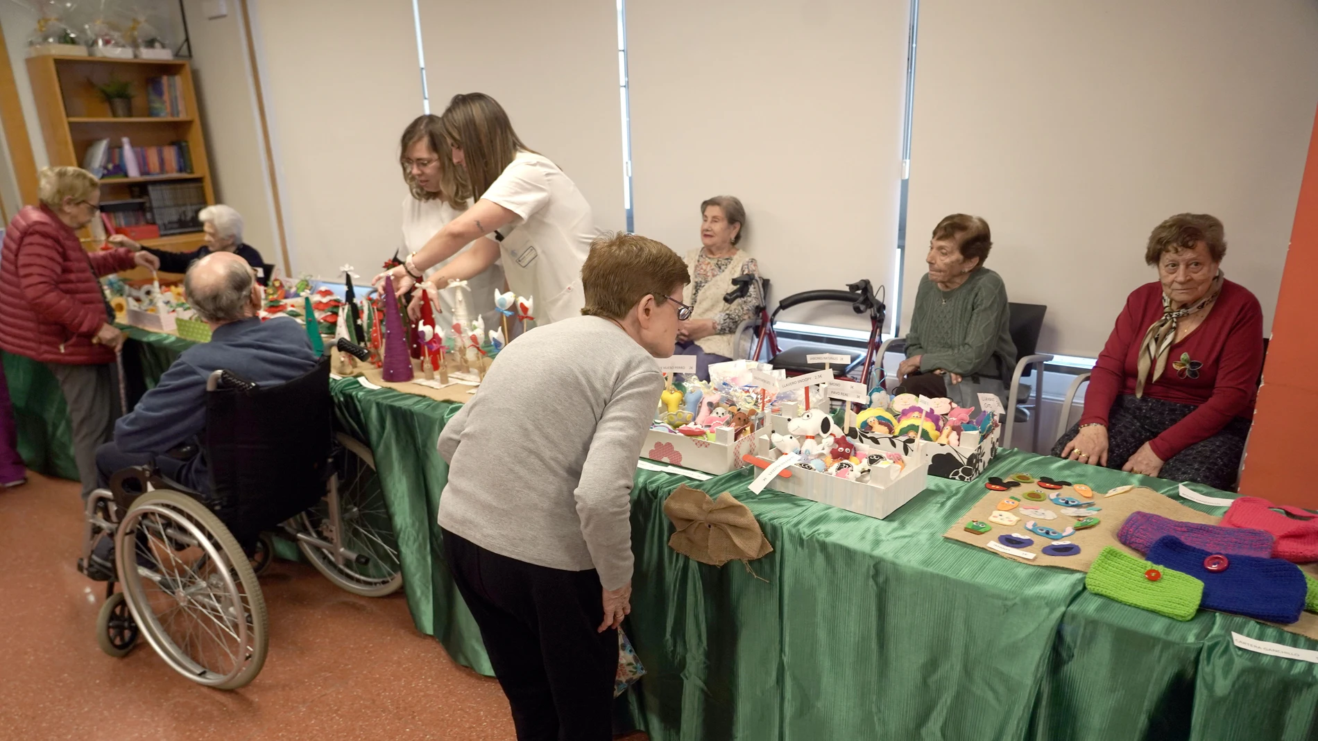 Mercadillo navideño en la residencia asistida de personas mayores "La Rubia" en Valladolid