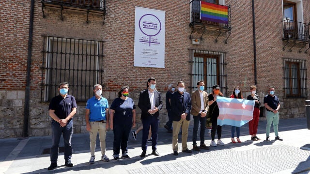 Bandera LGTBI en el balcón de la sede de la Diputación de Valladolid, en una imagen de archivo