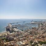 Vista panorámica de la ciudad de Alicante, con la bahía al fondo