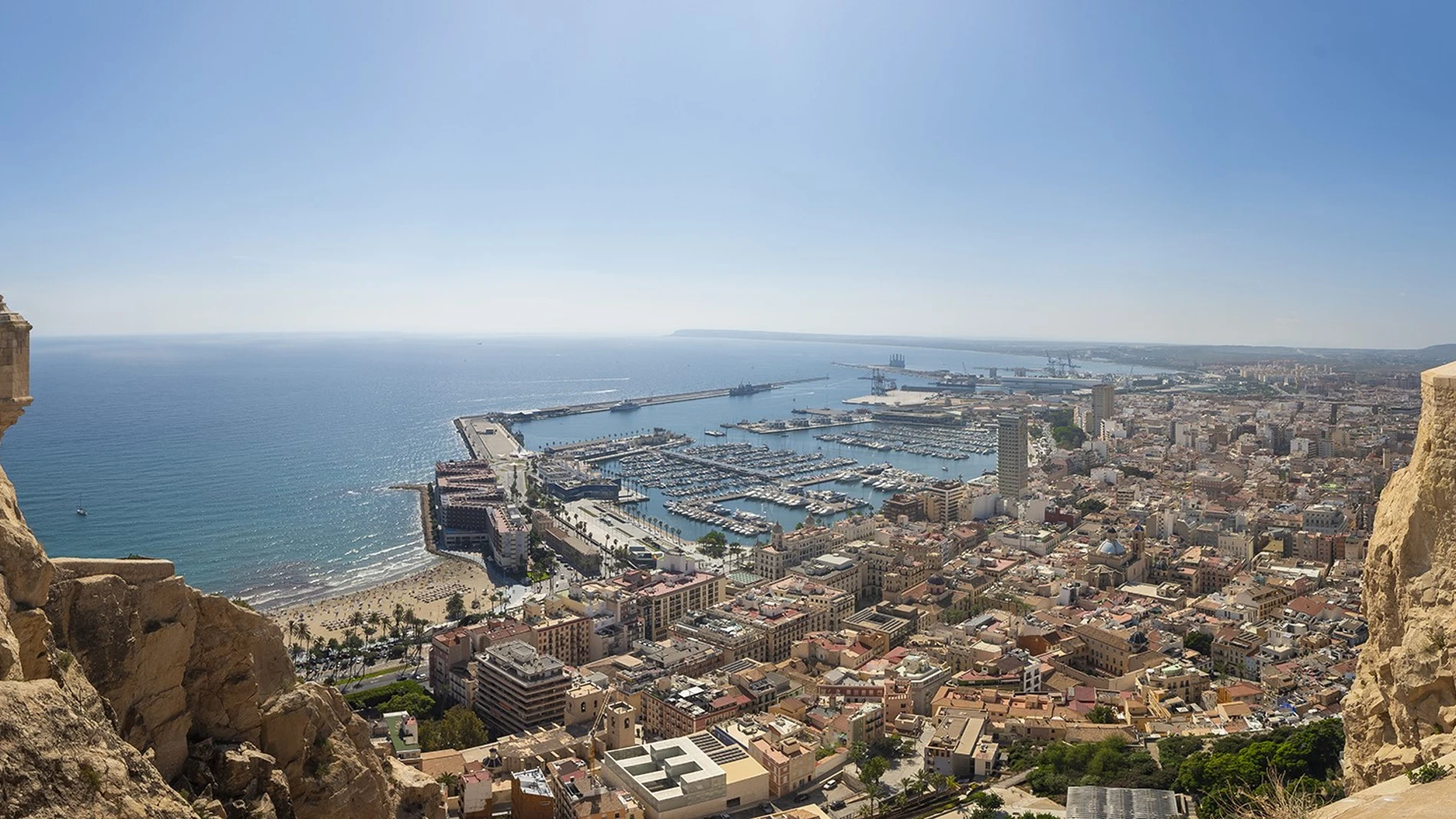 Vista panorámica de la ciudad de Alicante, con la bahía al fondo