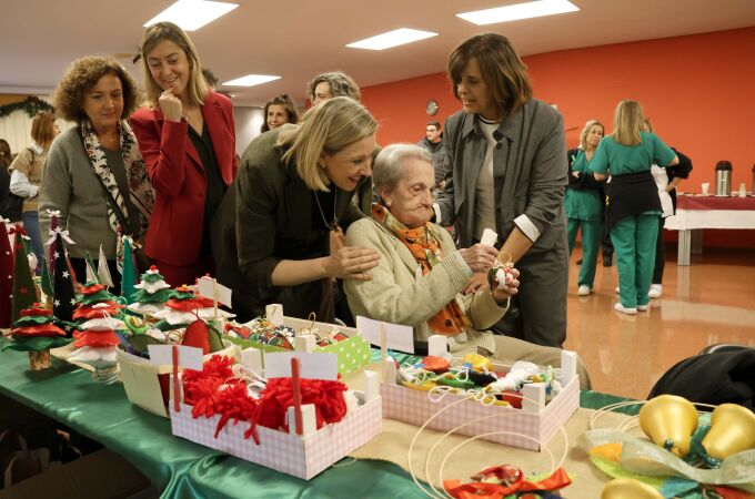 La vicepresidenta Isabel Blanco conversa con una residente en la residencia asistida "La Rubia" de Valladolid