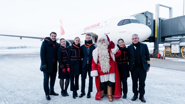 Tripulación de Iberia con Papá Noel en Rovaniemi, Laponia, su ciudad natal