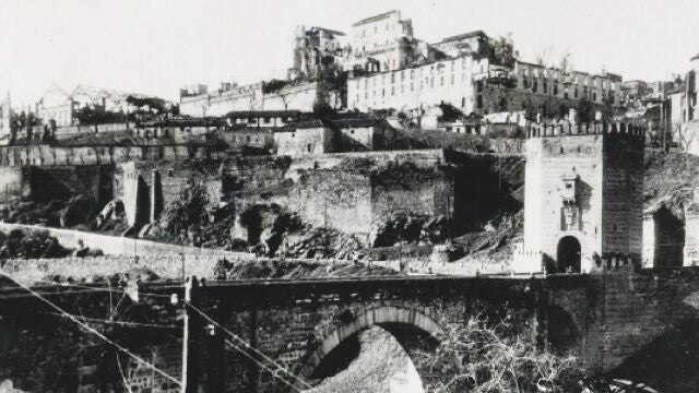 El Alcázar, tras ser destruido durante la Guerra Civil