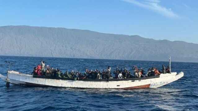 Sucesos.- Rescatan un cayuco con 121 migrantes en aguas de El Hierro