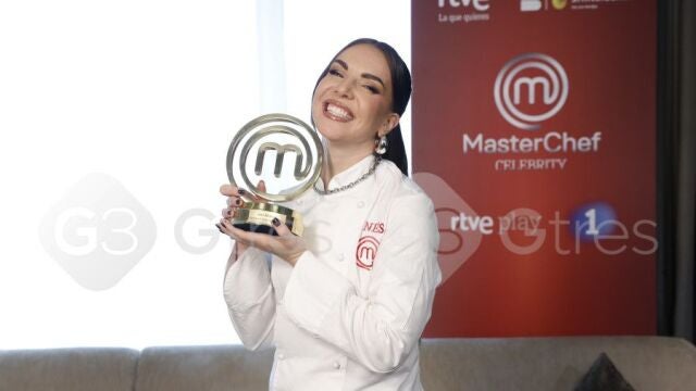 Inés Hernand posa con el premio en el hotel NH Collection Madrid Eurobuilding