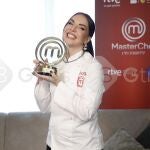 Inés Hernand posa con el premio en el hotel NH Collection Madrid Eurobuilding