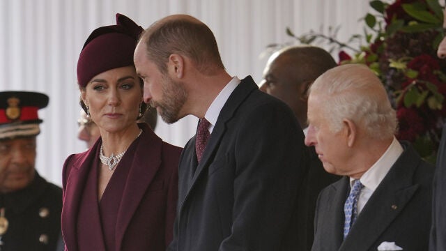 El Rey Carlos III junto a Kate Middleton y el príncipe Guillermo