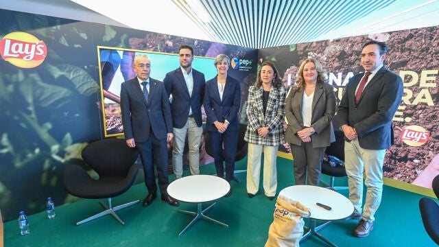 a consejera de Agricultura y Ganadería, María González Corral, y la alcaldesa de Burgos, Cristina Ayala, además de la directora de Asuntos Corporativos y Sostenibilidad de Pepsico, Marta Puyuelo