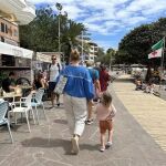  Imagen de recurso de turistas caminando por el paseo de la playa de El Médano, en Granadilla de Abona, en Tenerife