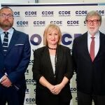 La consejera Leticia García participa en la presentación del informe junto al presidente de CEOE Castilla y León, Santiago Aparicio; y el presidente de la Comisión de Comercio, Consumo y Competitividad de CEOE en Castilla y León, Julio Casado 