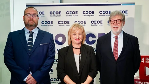 La consejera Leticia García participa en la presentación del informe junto al presidente de CEOE Castilla y León, Santiago Aparicio; y el presidente de la Comisión de Comercio, Consumo y Competitividad de CEOE en Castilla y León, Julio Casado