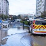 Una rotura de una tubería en la calle Caballeros provoca inundaciones y cortes de tráfico en A Coruña