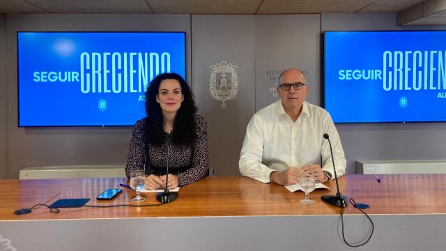 Los portavoces del Gobierno Local, Cristina Cutanda y Manuel Villar, en la rueda de prensa del Gobierno Local hoy