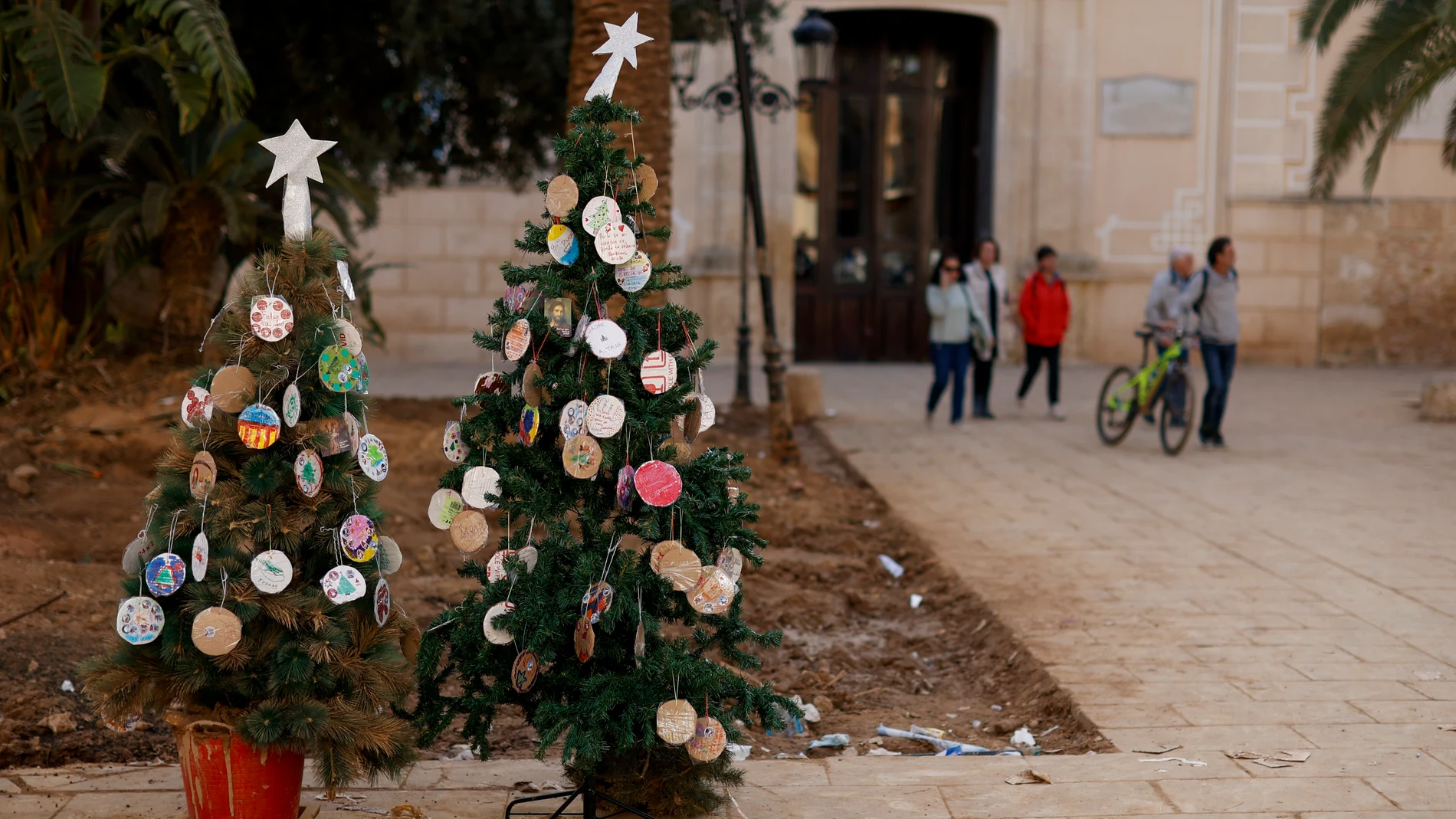 GRAFCVA4075. PAIPORTA (VALENCIA), 03/12/2024.- Detalle de dos árboles de navidad en la plaza de la Iglesia de Paiporta durante este primer martes de diciembre. EFE/Biel Aliño