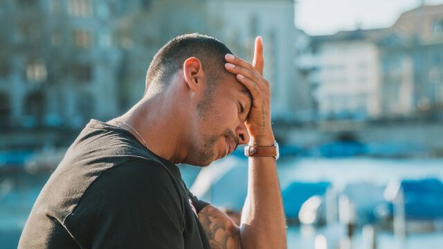Persona con la mano en la cabeza