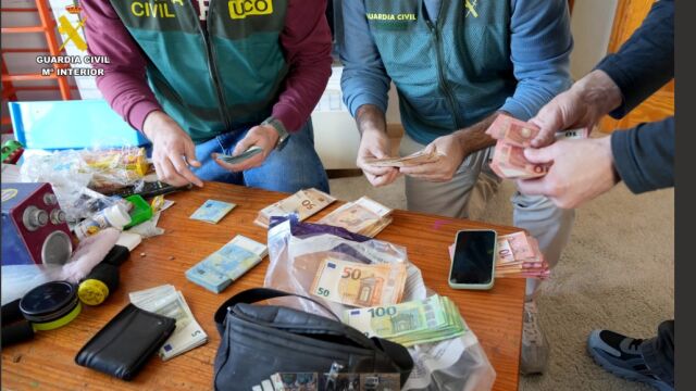 Los agentes cuentan el dinero recuperado