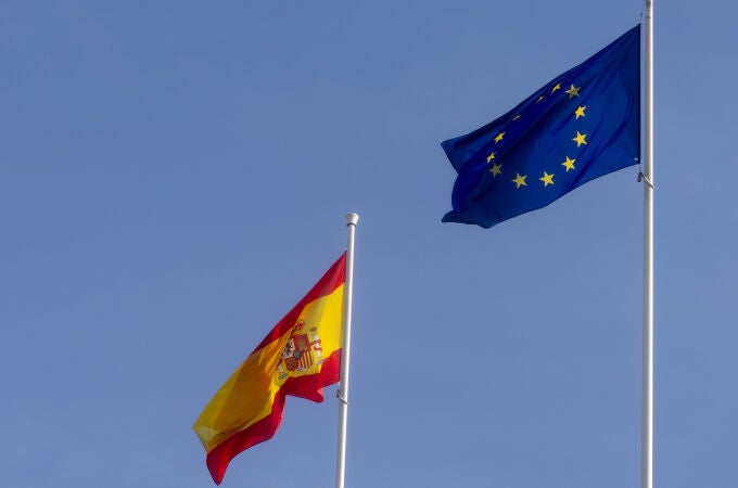 Imagen de archivo de la bandera de España y la Unión Europea