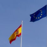 Imagen de archivo de la bandera de España y la Unión Europea