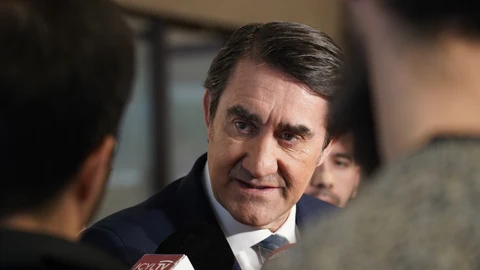 Suárez-Quiñones atiende a los medios de comunicación en las Cortes