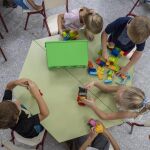 MADRID.-El coste de criar a un hijo en la Comunidad aumenta a 896 euros al mes, un 18% más que la media, según Save The Children