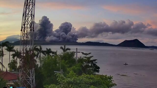 El volcán Taal en Filipinas escupe una columna de ceniza de 600 metros de altura