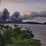 El volcán Taal en Filipinas escupe una columna de ceniza de 600 metros de altura