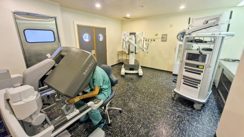 El urólogo Óscar Miranda durante la instalación del robot quirúrgico Da Vinci en el hospital del Bierzo