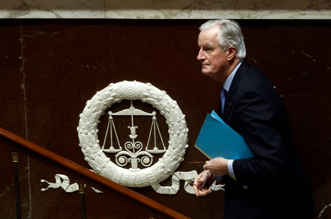 Michel Barnier tras dirigirse a los diputados durante el debate de la moción de censura