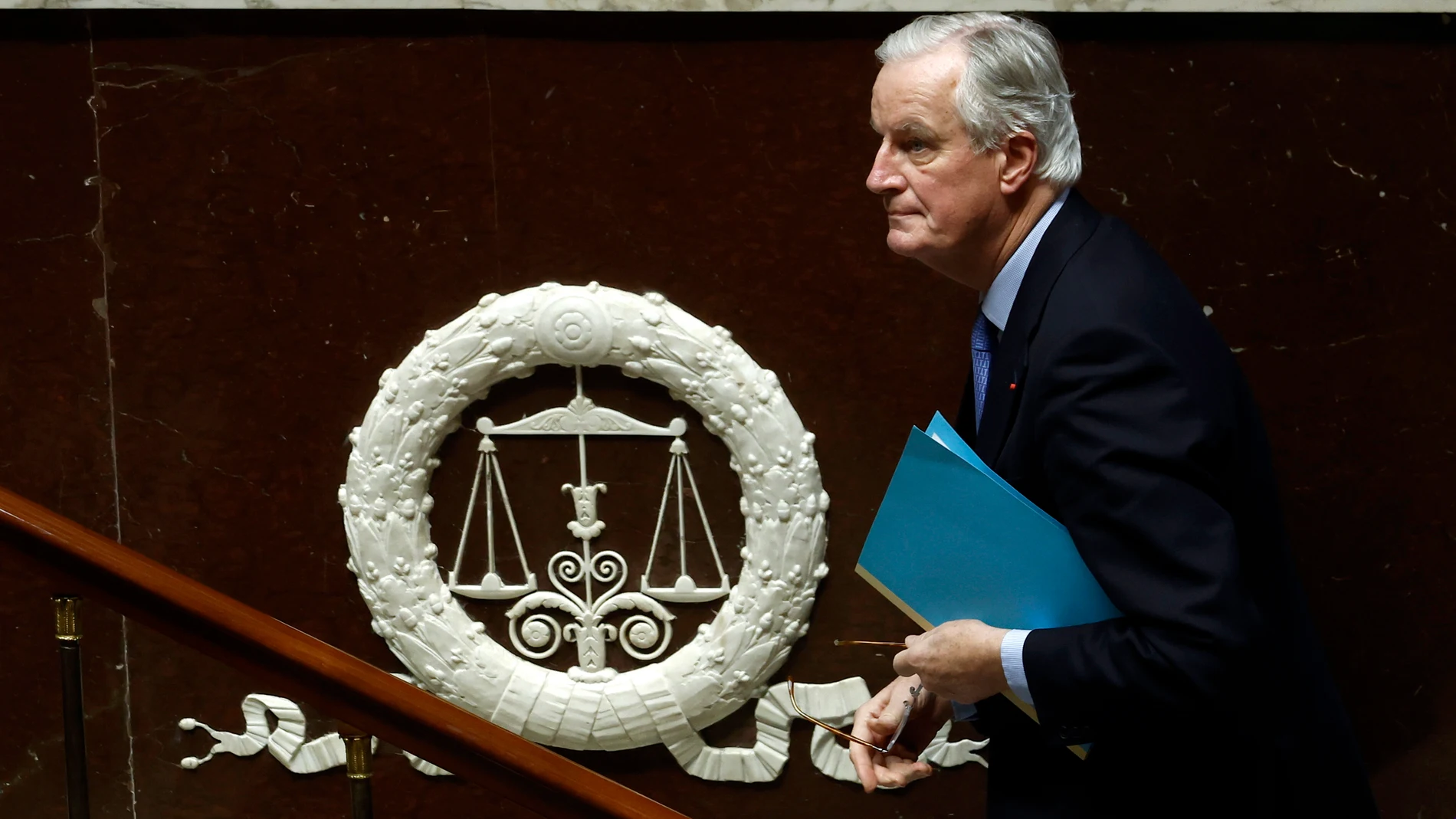 Paris (France), 04/12/2024.- French Prime Minister Michel Barnier walks to the rostrum before delivering a speech during a no-confidence vote against his government at the National Assembly, in Paris, France, 04 December 2024. The no-confidence vote comes after the French prime minister activated Article 49.3 of the Constitution to pass his social security budget bill without a vote, as a majority of members of Parliament rejected his project on 02 December 2024. (Francia) EFE/EPA/YOAN VALAT