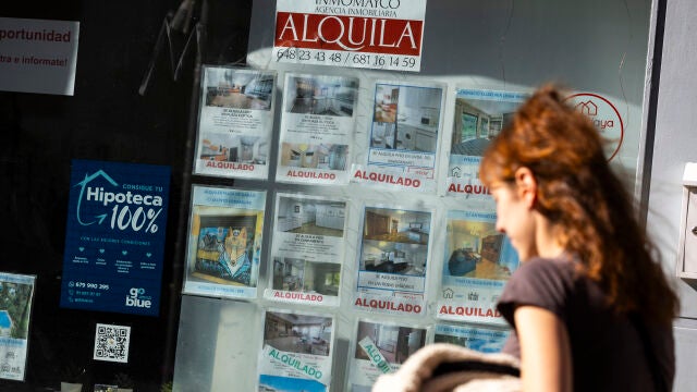 Inmobiliaria con anuncio de venta y alquiler de pisos y casas