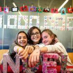 Daniela, Candela y Mariona posando con las pulseras en 2017, cuando se alcanzó la cifra del millón de euros recaudados con esta iniciativa 